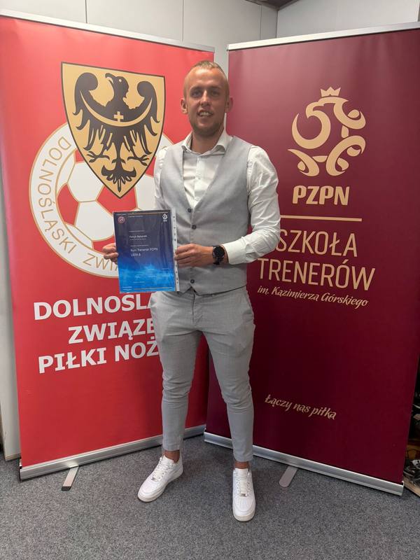 Patryk Bębenek z certyfikatem kursu trenerskiego UEFA B